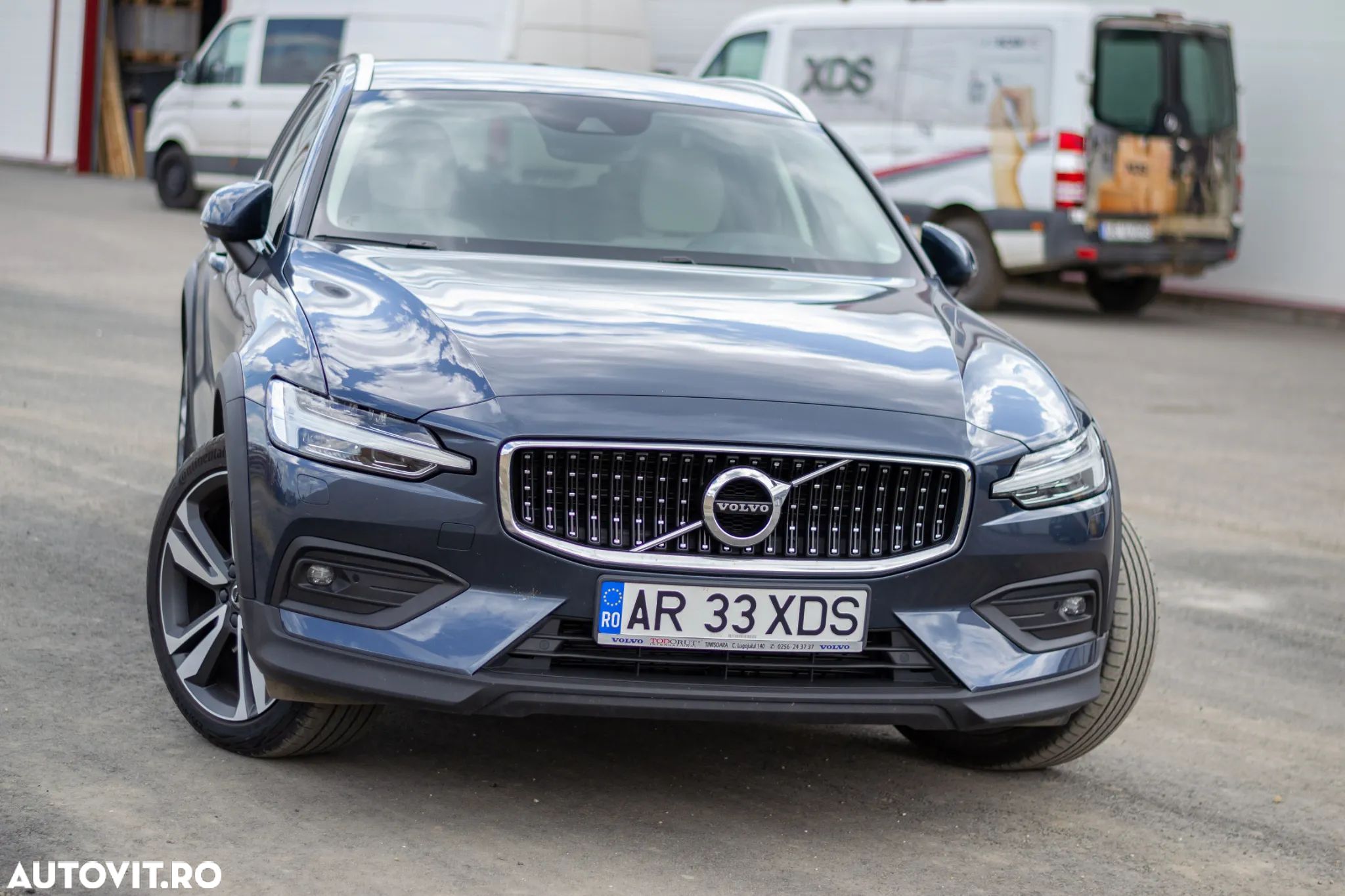 Volvo V60 B4 MHEV AT8 FWD Momentum Pro - 1