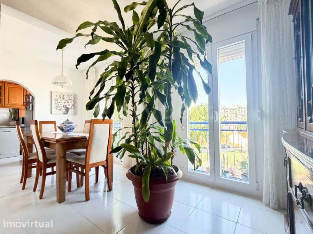 Apartamento T3 com Arrecadação, na Praceta João Villaret, Vale da A... - Grande imagem: 2/25