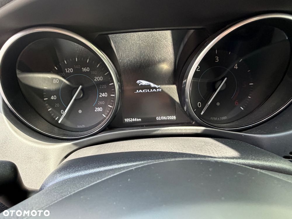 Jaguar XE 2.0 D Portfolio - 17
