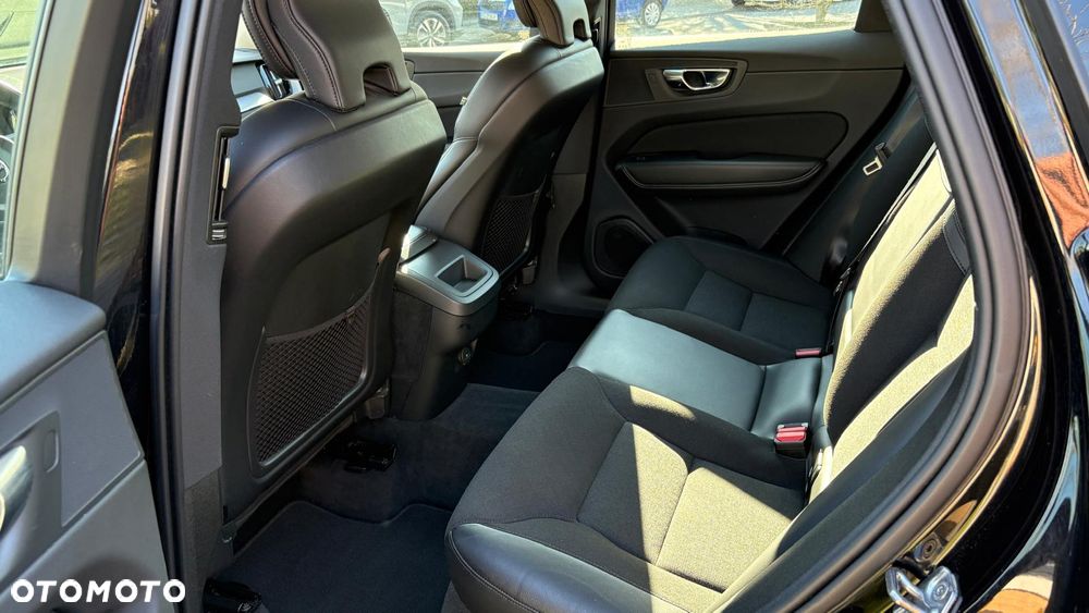 Volvo XC 60 B4 D AWD Momentum Pro - 11