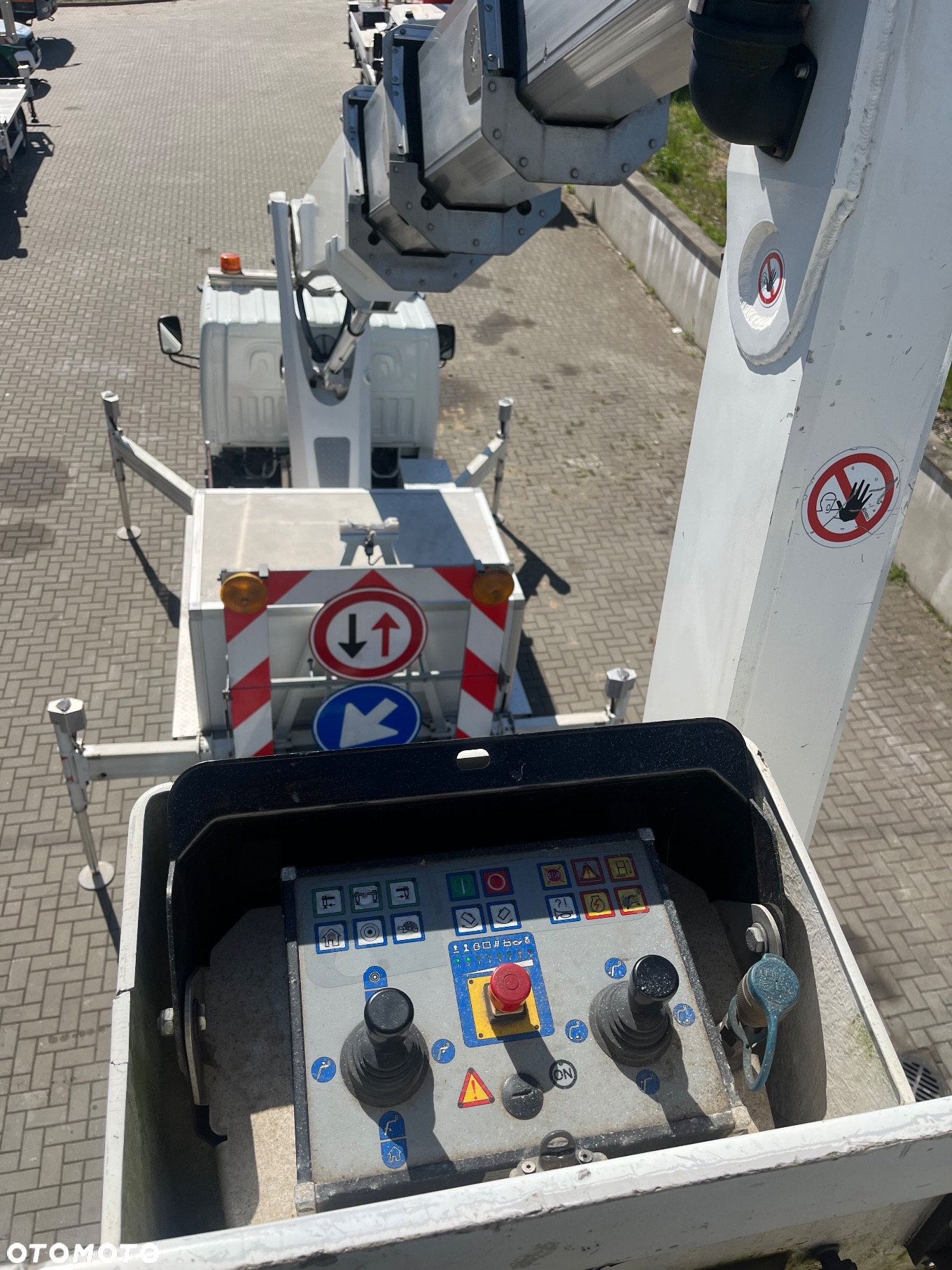 Nissan Podnośnik Koszowy Zwyżka Palfinger 210Bk 21 Metrów 16 w bok ! PILOT NA KABLU!! UDT !! Kosz 1000V Izolowany Jak Wumag Ruthmann Gsr - 16