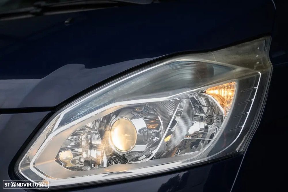 Ford Transit Custom Adaptada p/ 3 cadeiras de rodas - 11