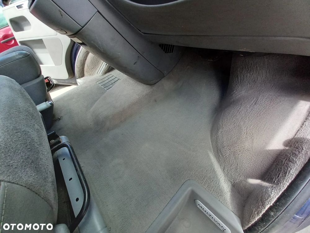 VW TRANSPORTER T5 MULTIVAN KOMPLETNA PRZEKŁADKA FOTELI DYWANÓW PODSUFITKI BOCZKI SŁUPKI NA MULTIVAN KOMPLET Z STOLIKIEM I ROLETĄ SKÓRA ALCANTARA - 25