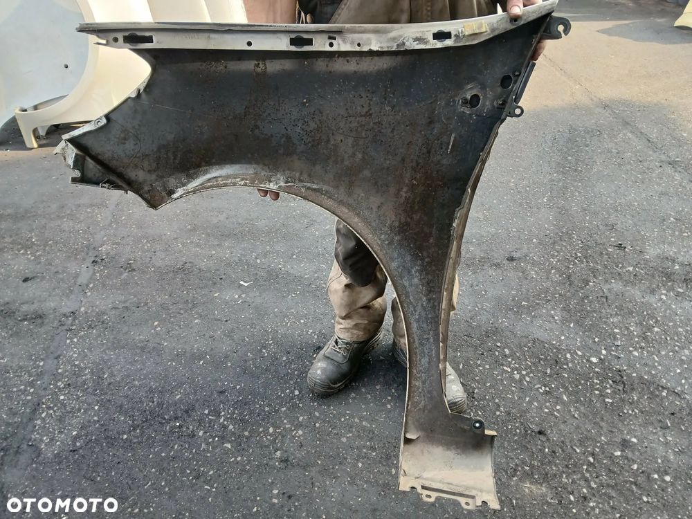 Renault Clio III 3 błotnik prawy, kod lakieru TED11 - 6