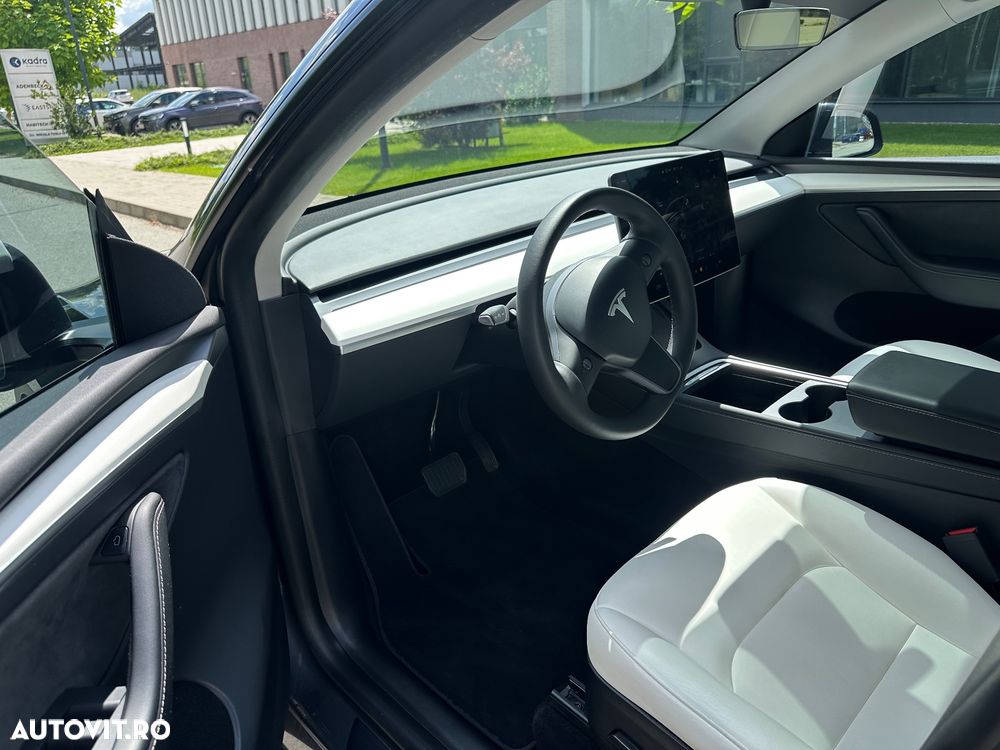Tesla Model Y - 7