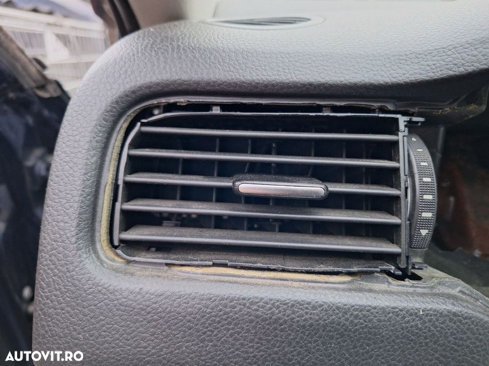 Grila de ventilatie laterala panou de bord stanga VOLKSWAGEN JETTA IV 162, 163, AV3, AV2 2009 - >1.2 TSI CBZB - 2