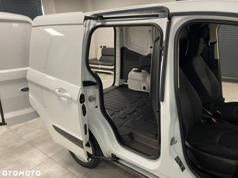 Ford Transit Courier - 30