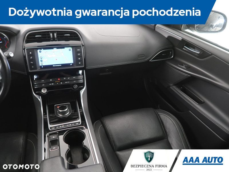 Jaguar XE - 10