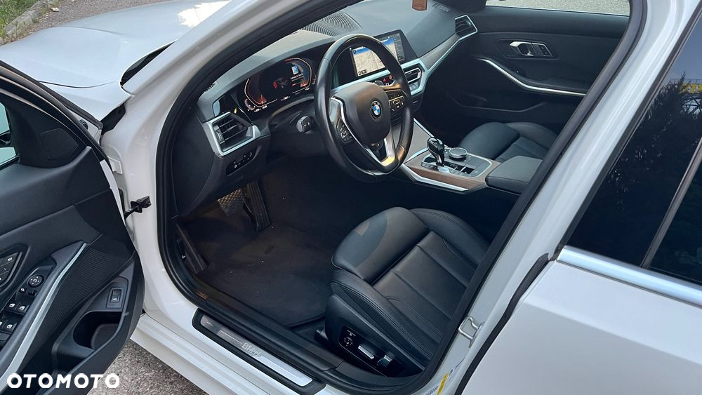 BMW Seria 3 330i Sport Line - 25