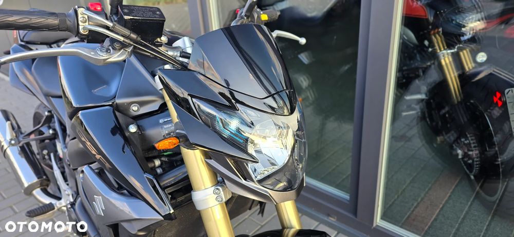 Suzuki GSR - 8