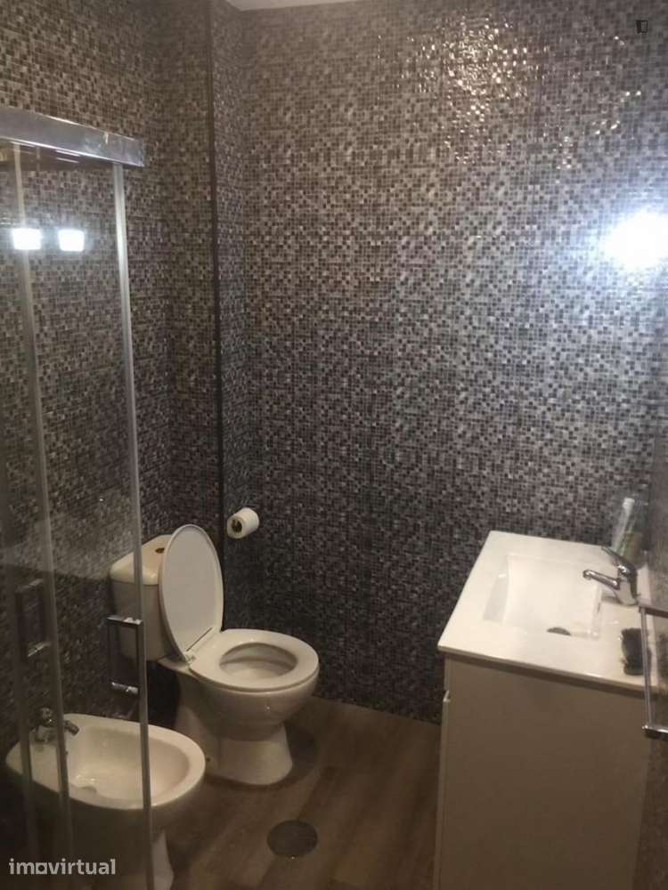 Quarto - localizado em Campanhã Porto - Grande imagem: 3/9