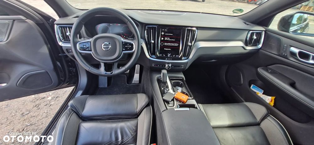 Volvo V60 T8 AWD Plug-In Hybrid R-Design - 16