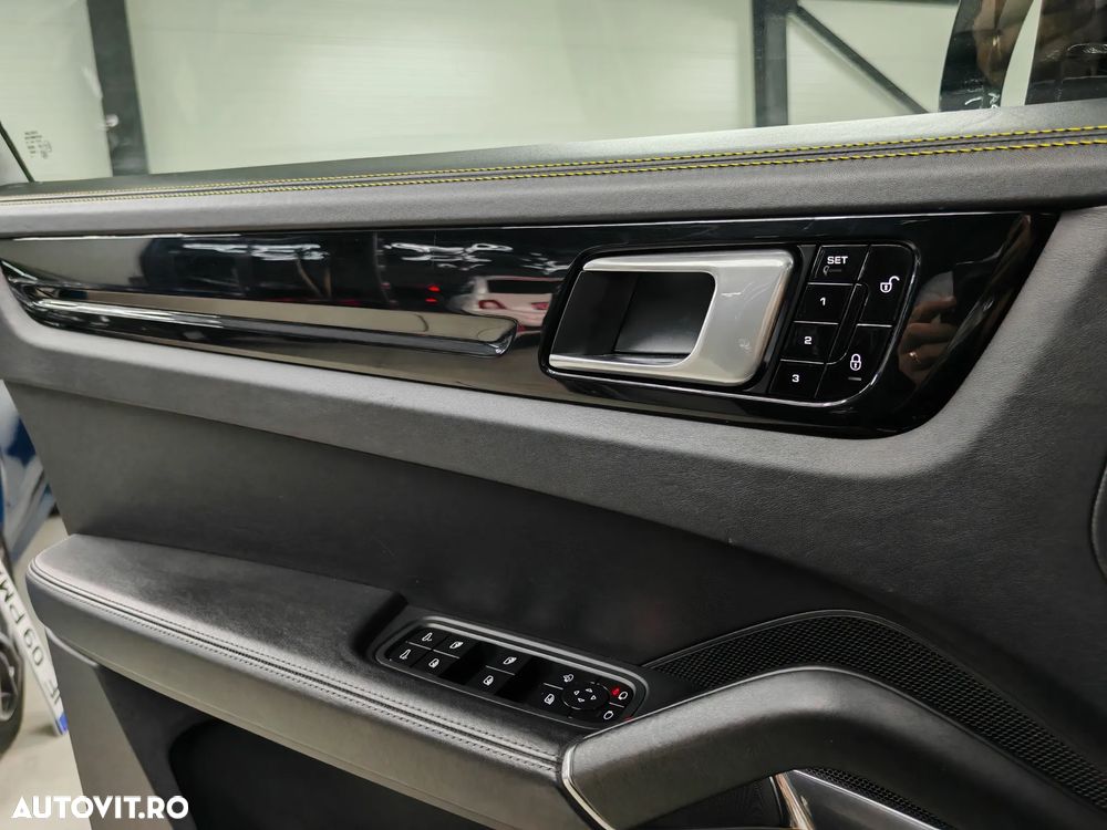Porsche Cayenne Turbo - 18