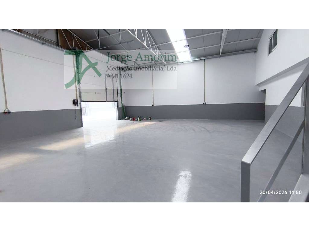 Armazém situado numa zona de fácil acesso às principais vias (A1, A... - Grande imagem: 2/4