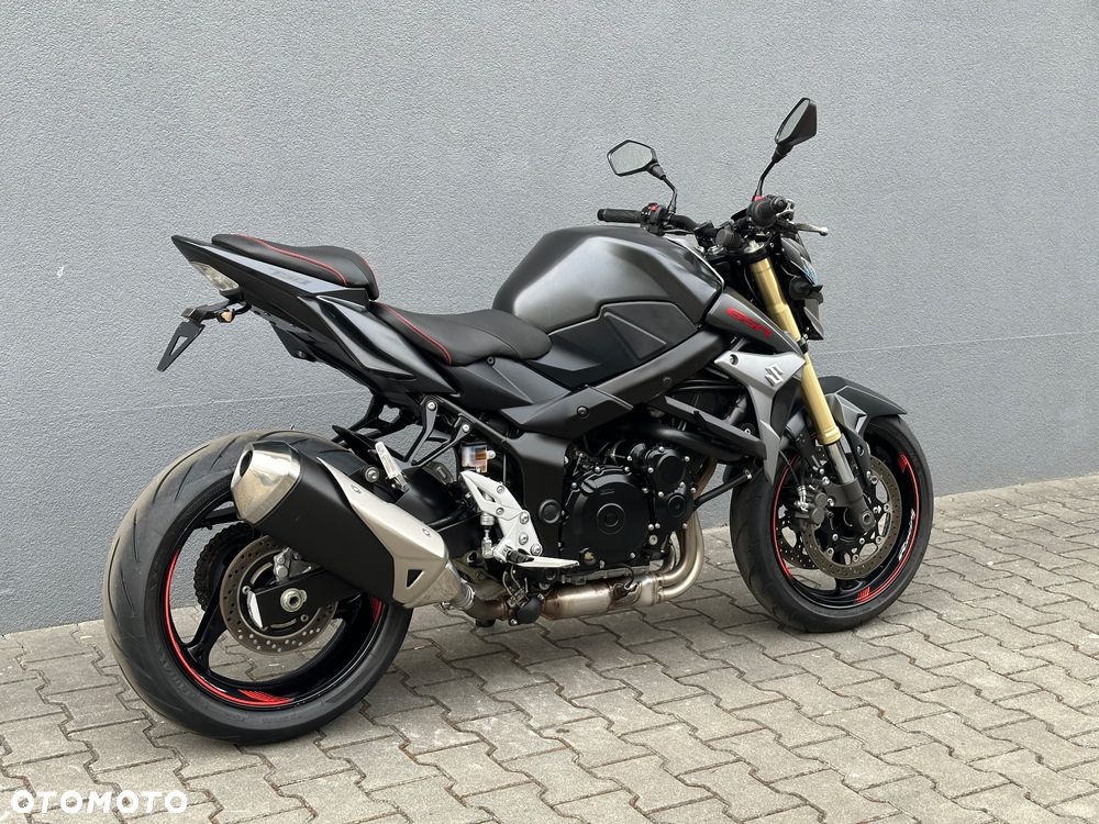 Suzuki GSR - 3