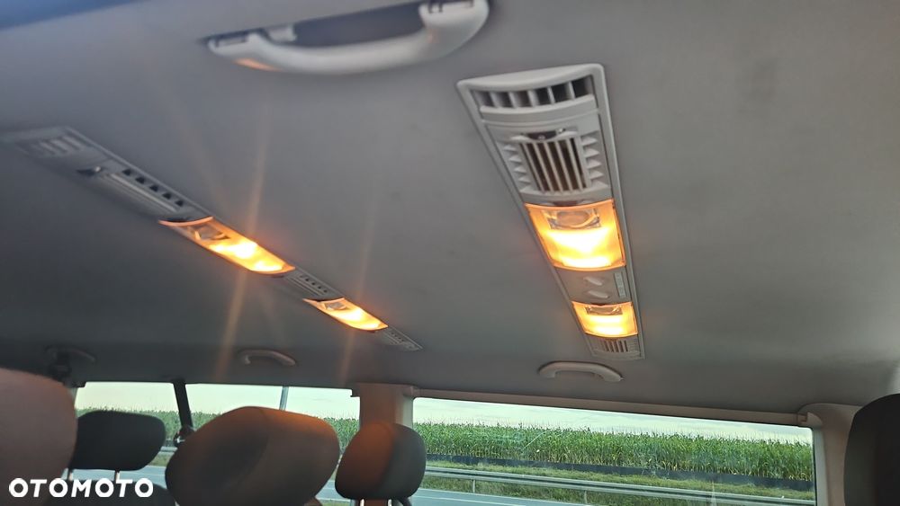 Volkswagen Caravelle - 10