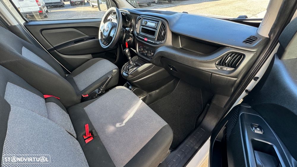 Fiat Doblo 1.3 MJet  3 Lugares A/C - 31