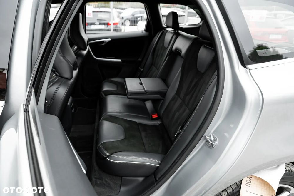 Volvo XC 60 T5 AWD R-Design Momentum EU6 - 23