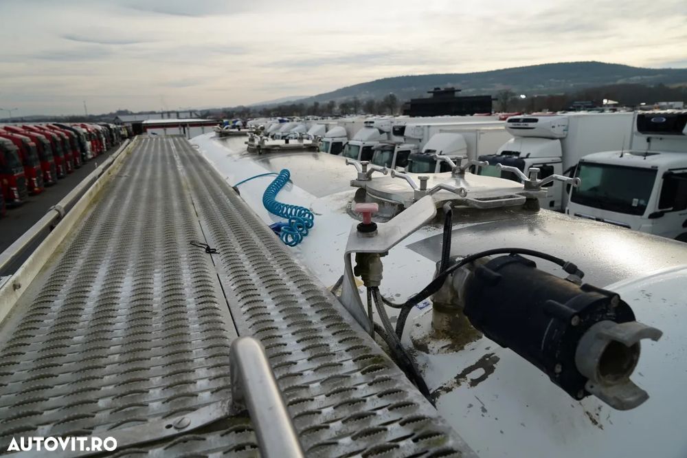 Feldbinder REMORCA CIMENT / 3 COMPARTIMENTE / 37.000 L / SILOC / PENTRU MATERIALE VRAC / JANTE DIN ALIAJ - 14