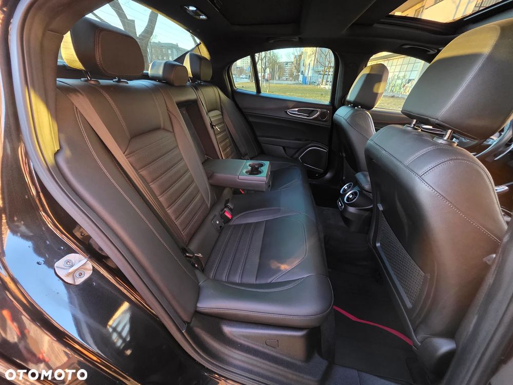 Alfa Romeo Giulia 2.0 Turbo 16V AT8-Q4 Estrema - 34