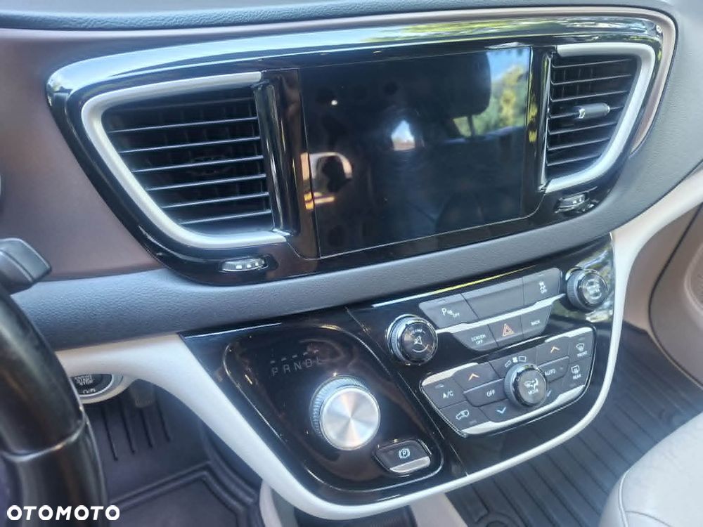 Chrysler Pacifica - 17