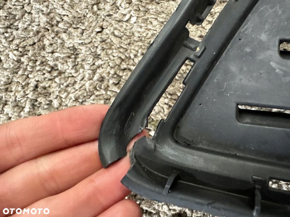 MERCEDES BENZ C-KL W205 14 - Atrapa kratka zderzaka prawa A2058854123 - 4