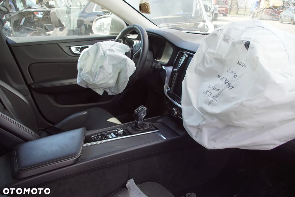 Auto na części - Volvo V60 II 2.0 D4 190 KM D4204T14 TG-81SC 727 2019R Silnik Skrzynia Drzwi Błotnik Klapa Zderzak Lampa Lusterko Klamka Szyba Deska Kokpit Sterownik Moduł Czujnik Licznik Wyświetlacz Panel Kierownica - 15