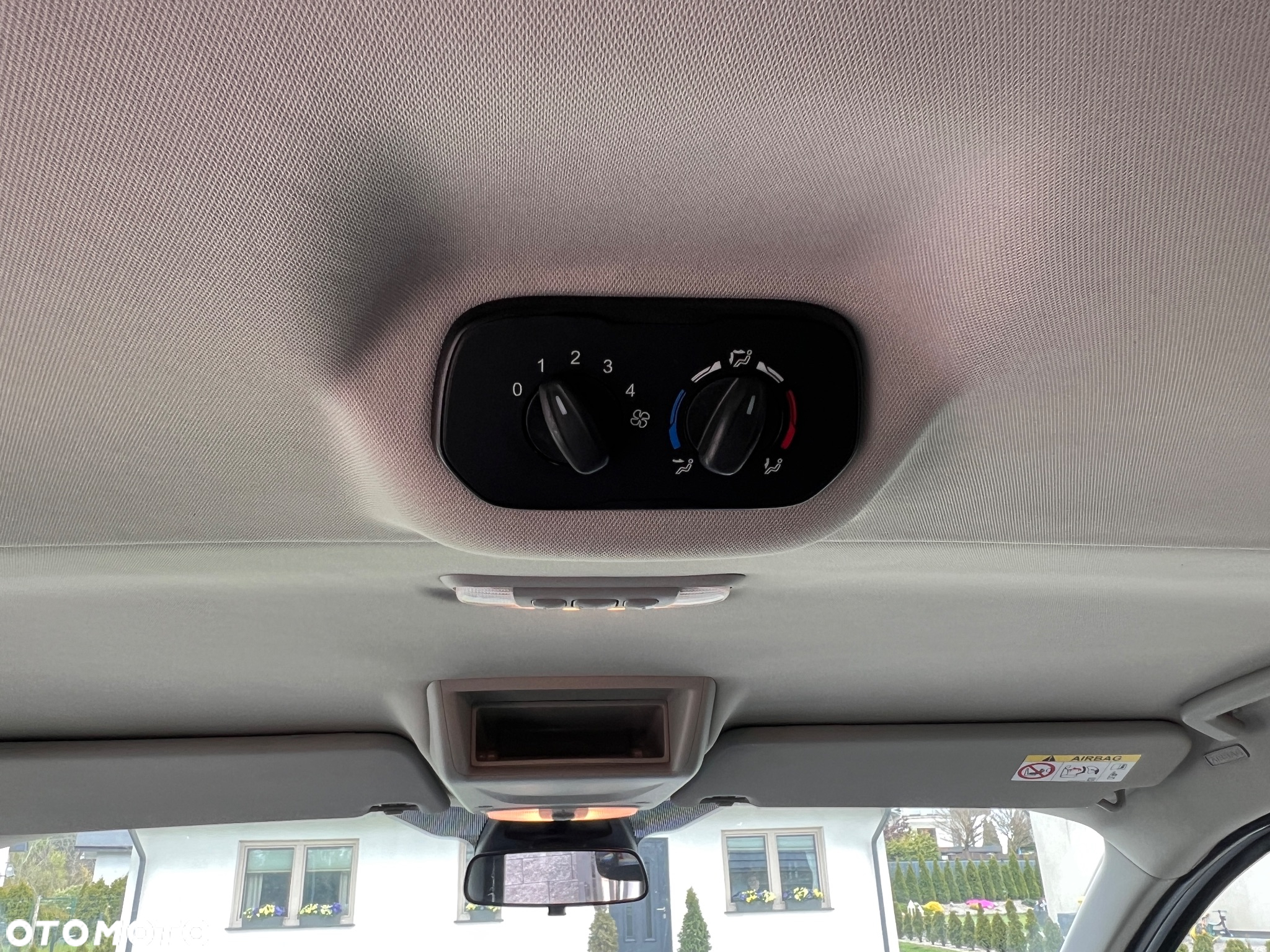Ford Tourneo Custom 2.0 EcoBlue L1 Titanium - 24