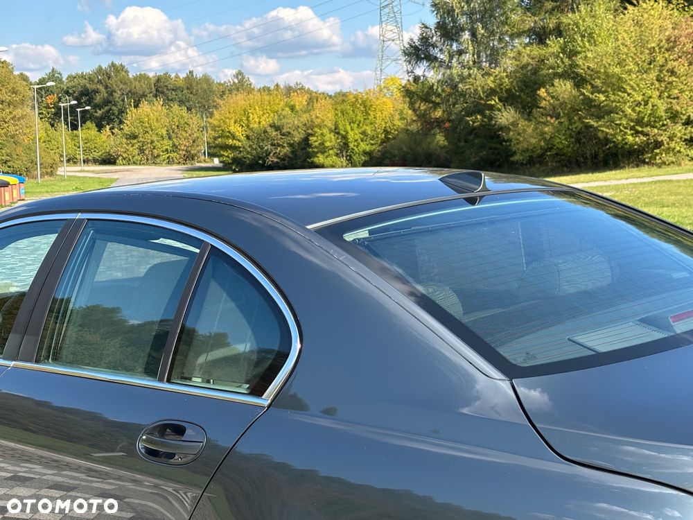 BMW Seria 7 745i - 12