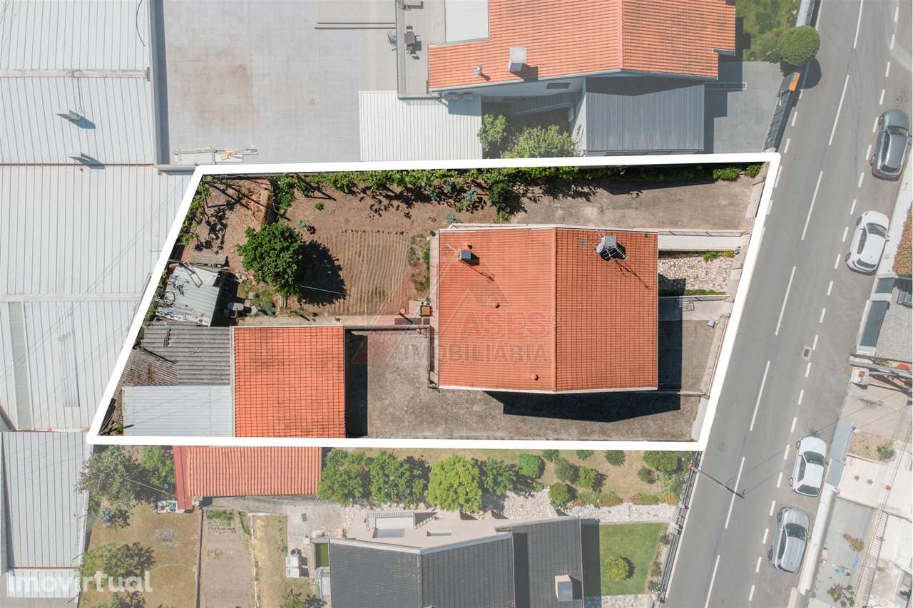 Moradia Espaçosa com 3 Habitações Independentes, Garagens e Terreno – - Grande imagem: 2/53