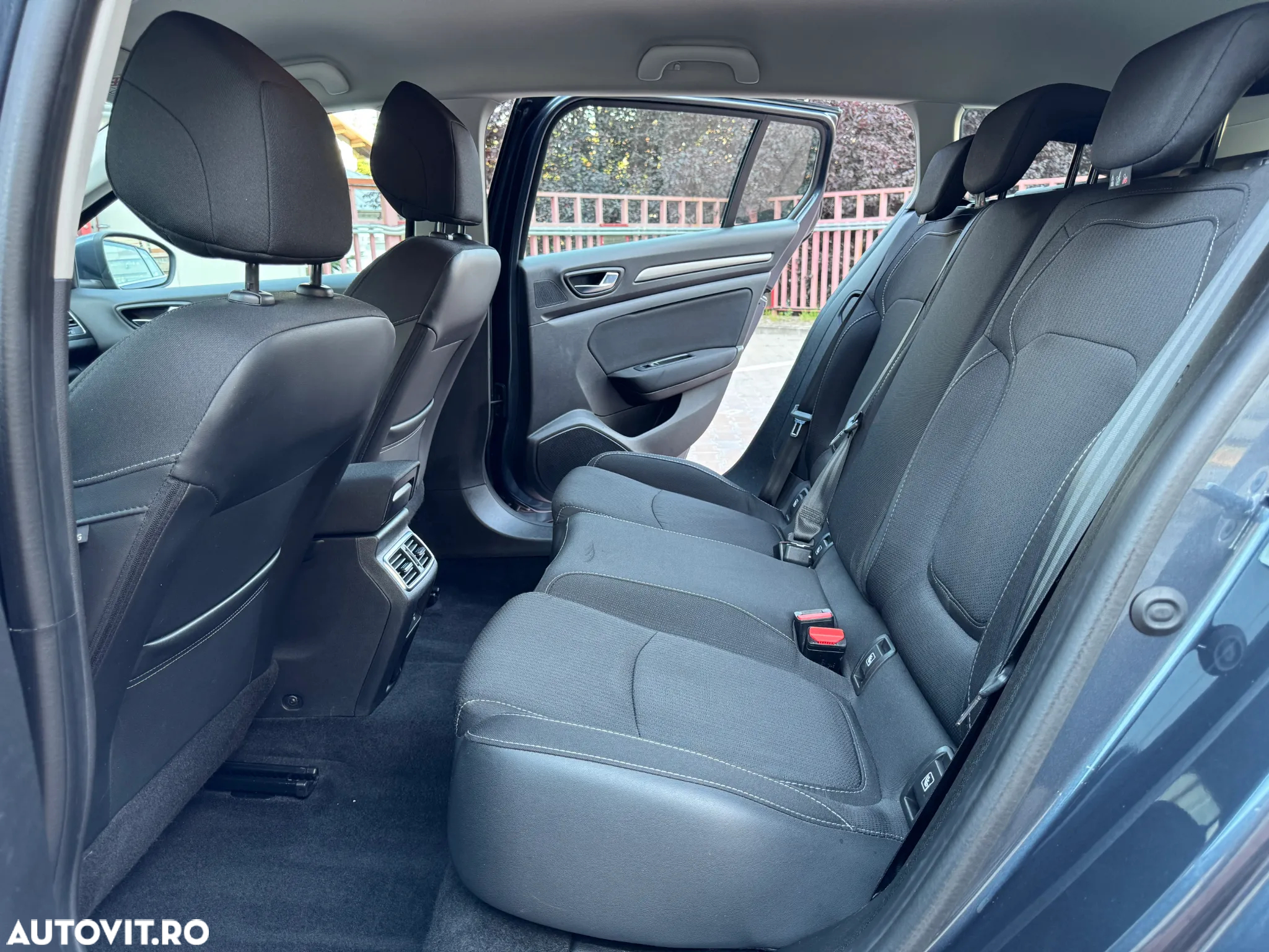 Renault Megane Grandtour E-TECH Plug-in 160 BUSINESS EDITION - 17