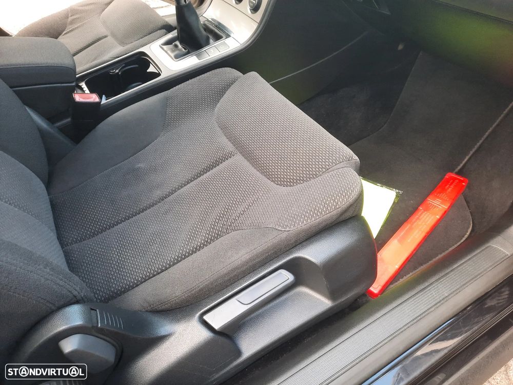 VW Passat Variant 2.0 TDI Confortline - 27