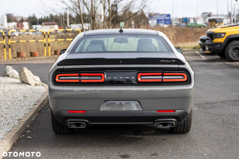 Dodge Challenger - 32