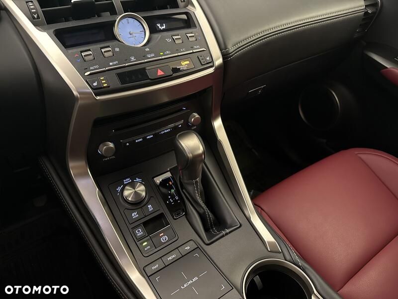 Lexus NX 300h Business Edition AWD - 18