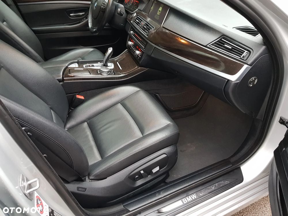 BMW Seria 5 525d Touring Sport-Aut - 24