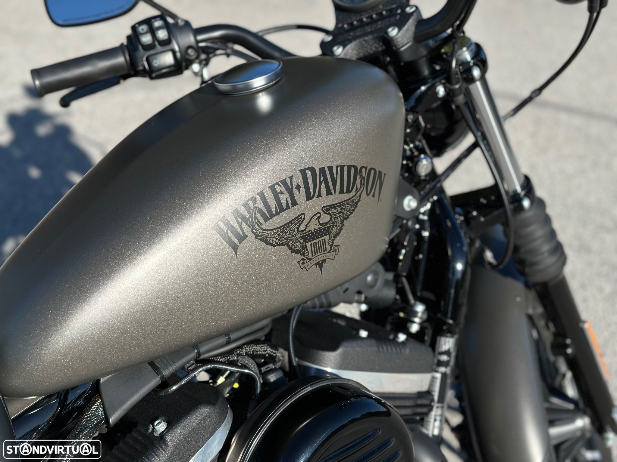 Harley-Davidson 883 Iron - 2