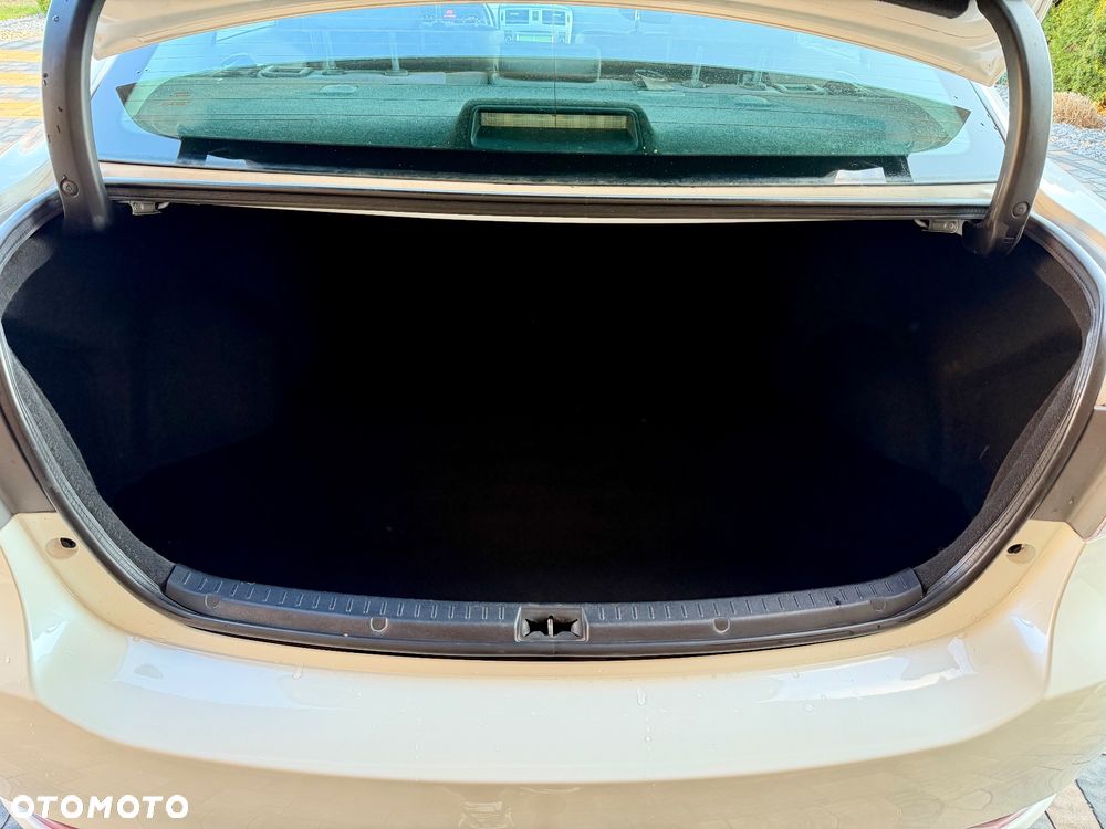 Toyota Avensis 1.8 Sol NAVI - 11