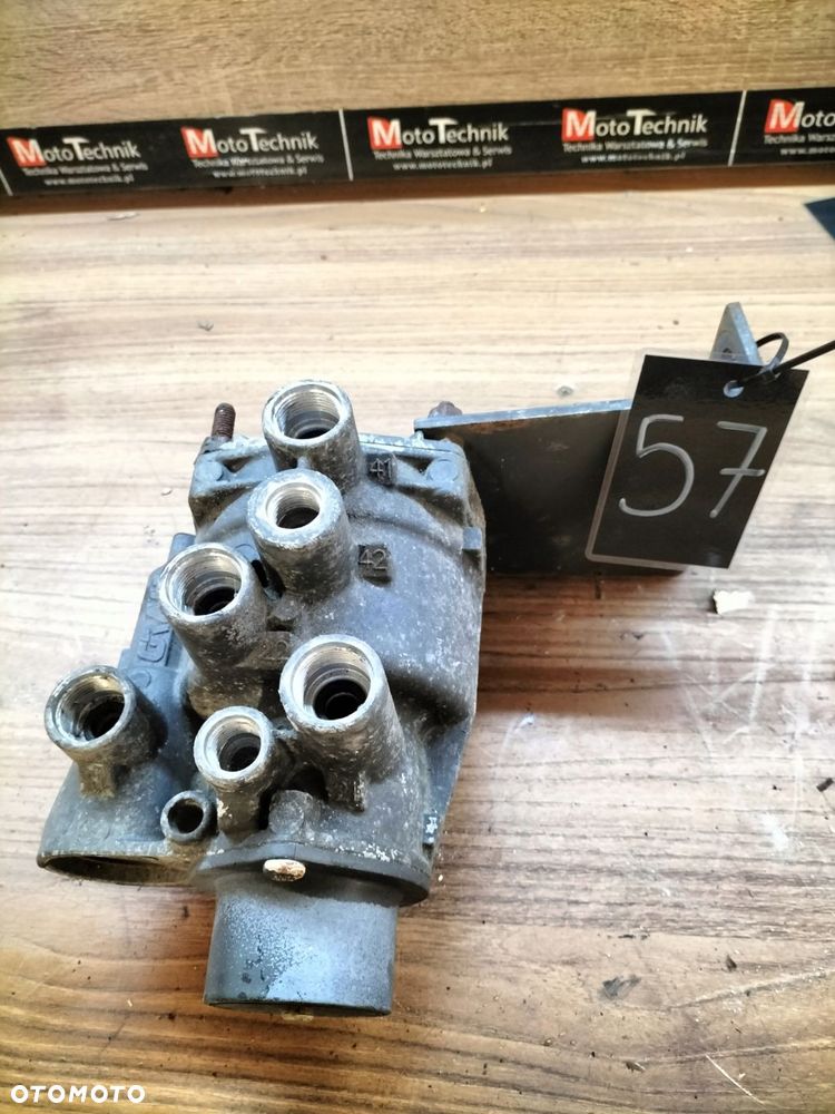 zawór hamulcowy / rozdzielacz - 1