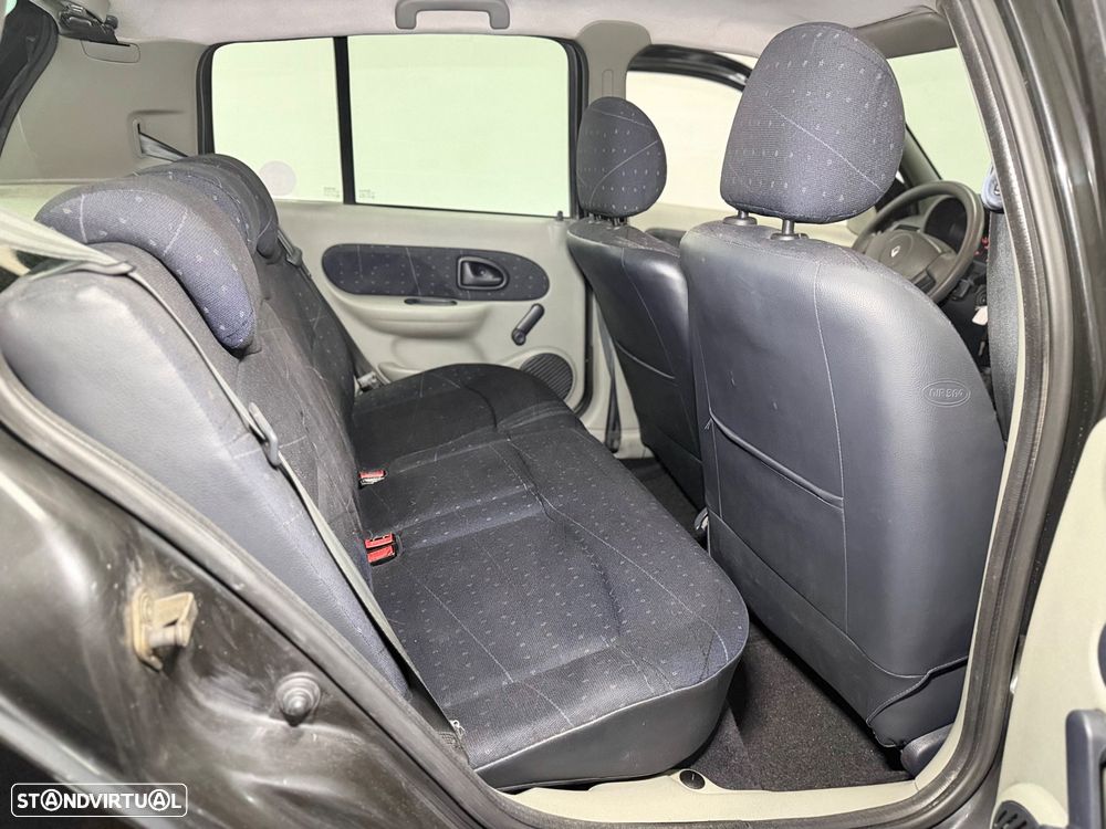 Renault Clio 1.2 16V Confort Dynamique - 9
