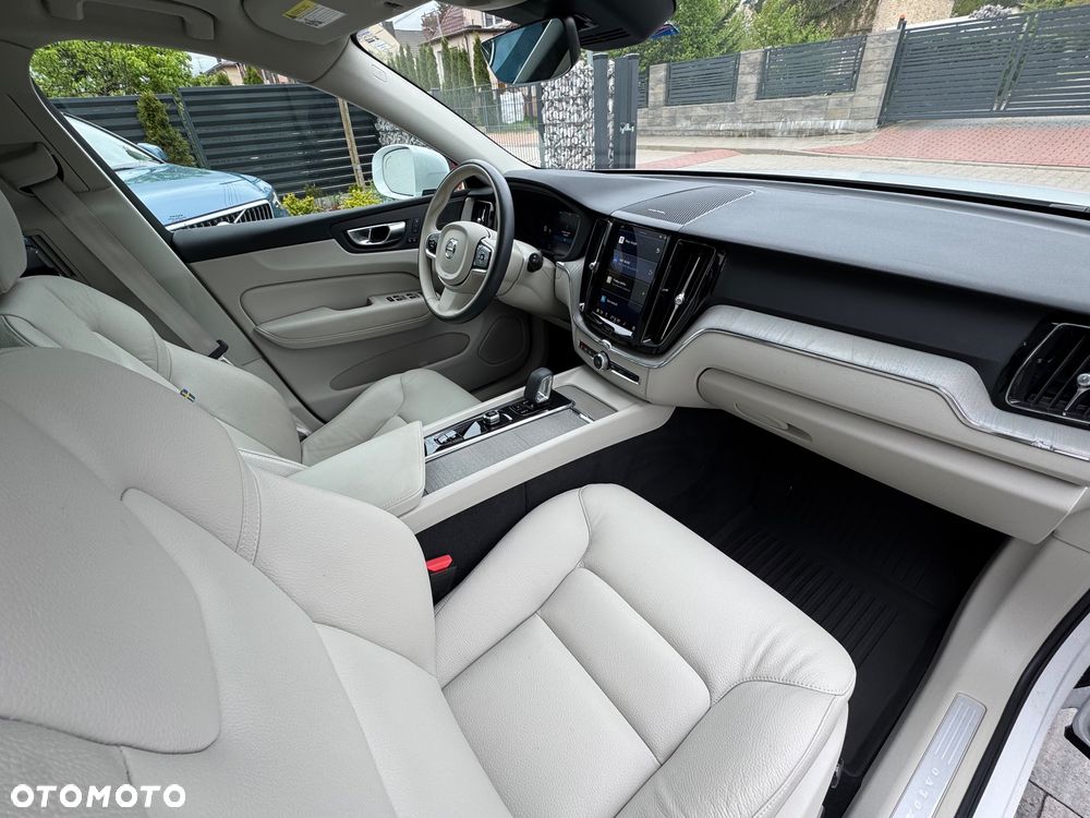 Volvo XC 60 B5 B AWD Plus Bright - 24