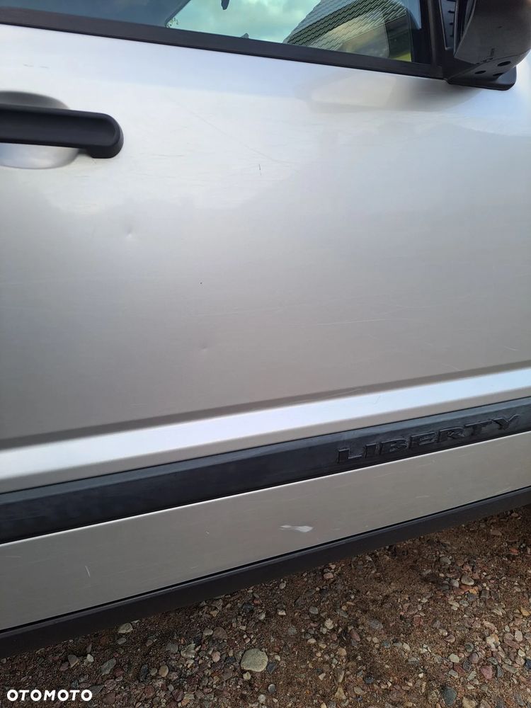 Jeep Liberty 3.7 4x4 - 16