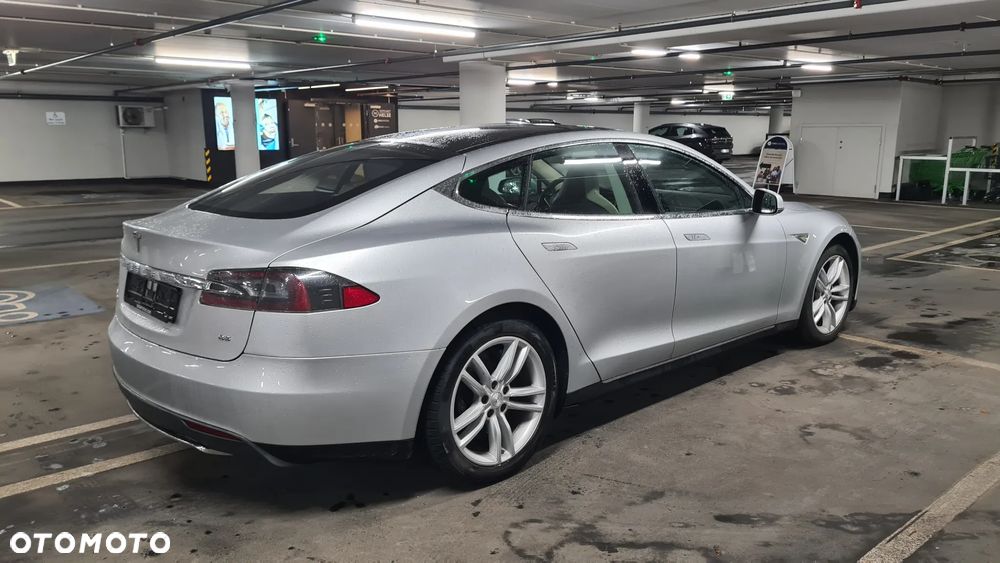 Tesla Model S 85 - 10