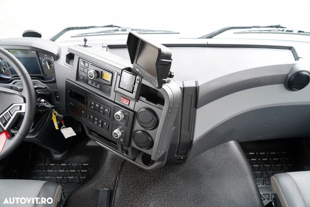 Renault K 380 / 6X4 / LIVRARE 6,2 M / + HIAB 166 ES-4 / CAPACITATE MAXIMĂ DE RIDICARE 6.500 KG / ATINGEREA 12,3 M / ROTATOARE / RADIOCOMANDĂ / IMPORTAT - 32