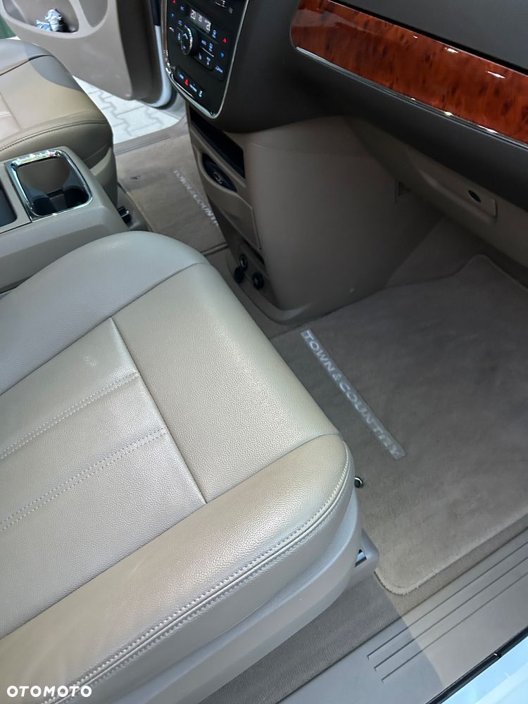 Chrysler Town & Country - 30