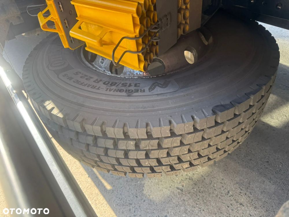MAN TGX 26.480 • HDS Atlas 145.2 •Oś podnoszona i skrętna 426 tys. km - Zestaw z przyczepą Schwarzmüller Oś przednia – resory piórowe, tylna – pneumatyka • - 2