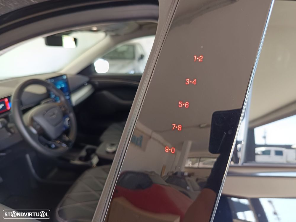 Ford Mustang Mach-E Standard - 32