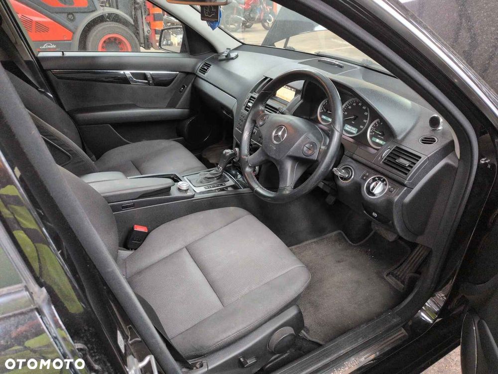 Mercedes-Benz Klasa C 180 CGI BlueEFFICIENCY Avantgarde - 6