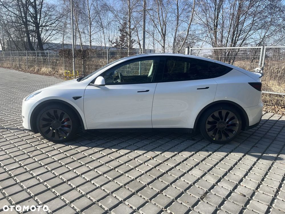 Tesla Y Performance AWD - 2