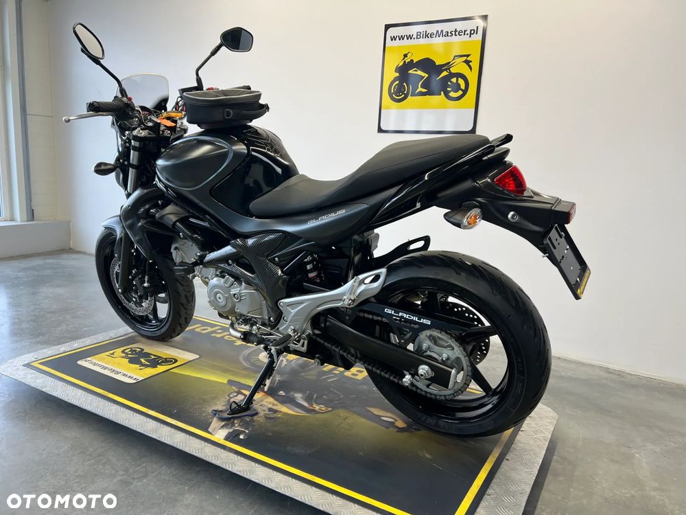 Suzuki Gladius - 4