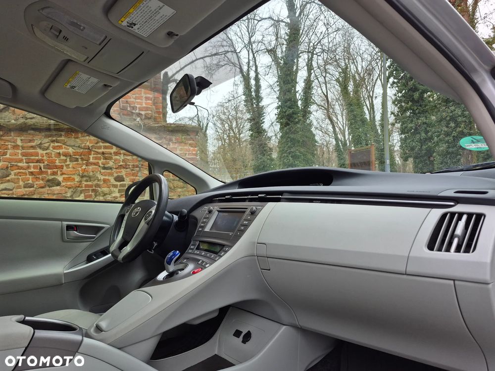 Toyota Prius Hybrid Executive - 17